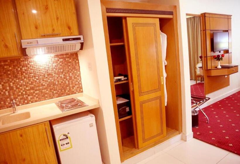 スタンダードトリプルルーム, Amjad Al Deafah