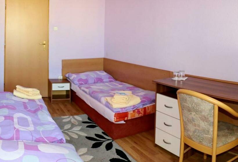 标准单人间, Atrium