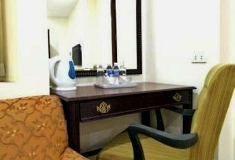 エクゼクティブスイート, Cindy Kelly