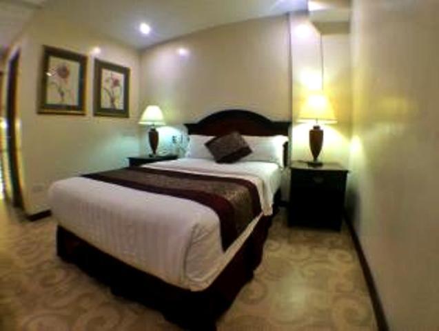 スタンダードルーム, Cindy Kelly