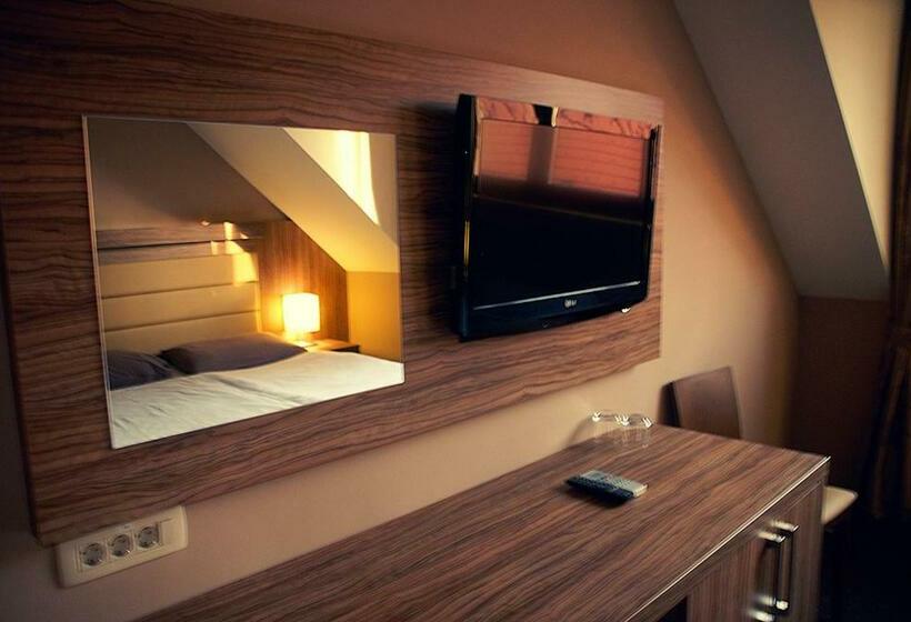 اتاق استاندارد سه نفره, Opara