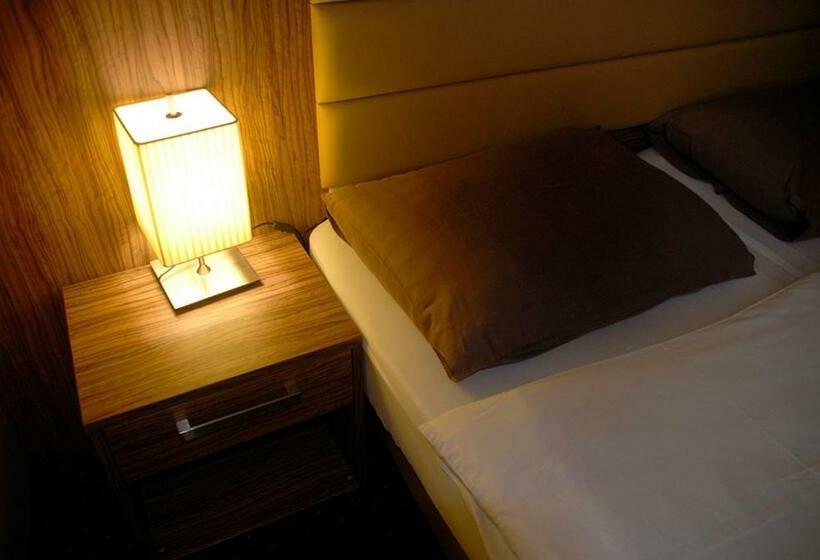 اتاق استاندارد سه نفره, Opara