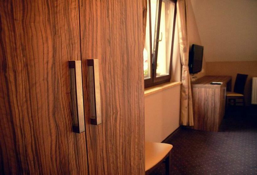 اتاق استاندارد یک نفره, Opara