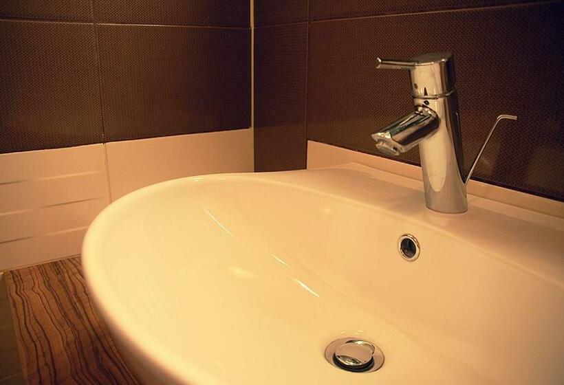 اتاق استاندارد سه نفره, Opara