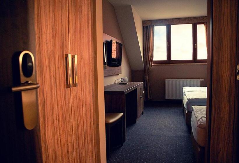 اتاق استاندارد سه نفره, Opara