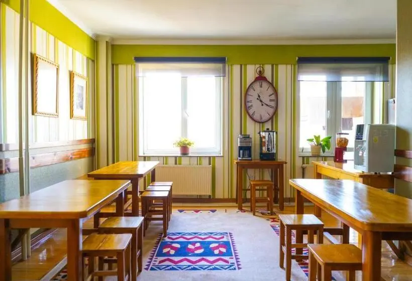 اتاق استاندارد سه تخته با سرویس بهداشتی مشترک, Zaya Hostel