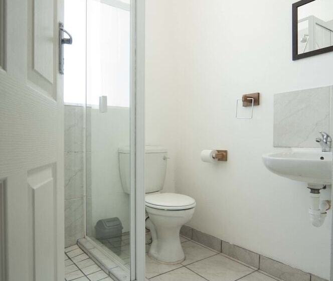 غرفة عائلية, Stoked Backpackers