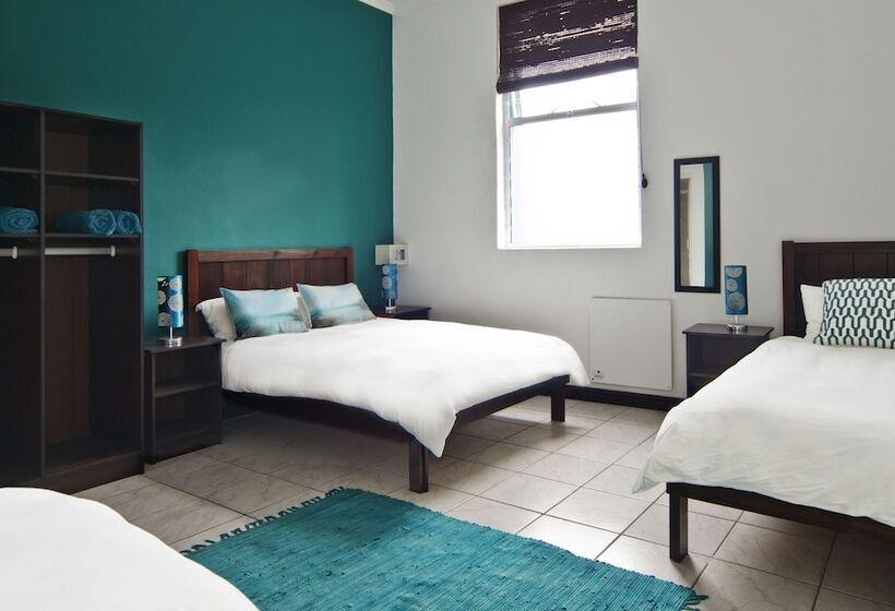 غرفة عائلية, Stoked Backpackers