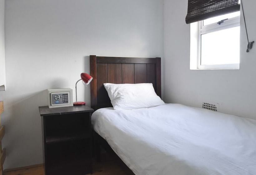 سرير فى غرفة مشتركه, Stoked Backpackers