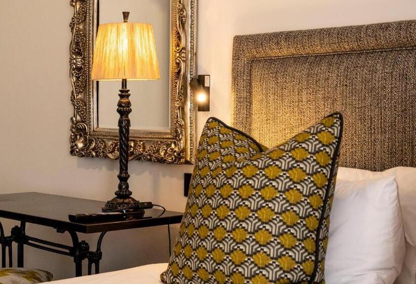 מיטת קינג בסוויטה, Anew Hotel Hilton Pietermaritzburg