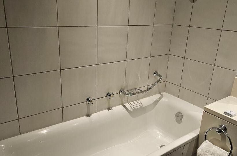 חדר דלוקס עם מיטת קינג, Anew Hotel Hilton Pietermaritzburg