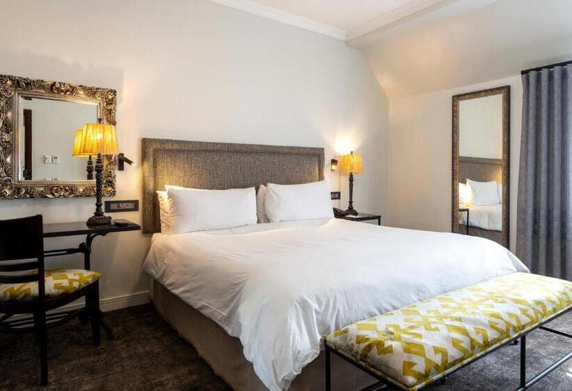 מיטת קינג בסוויטה, Anew Hotel Hilton Pietermaritzburg