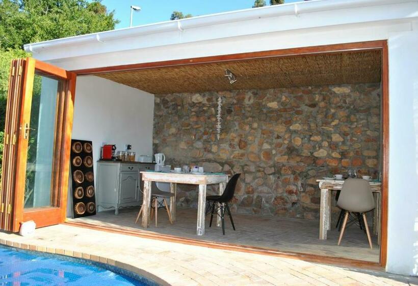 Deluxe Room Mountain View, Roundhouse Guesthouse