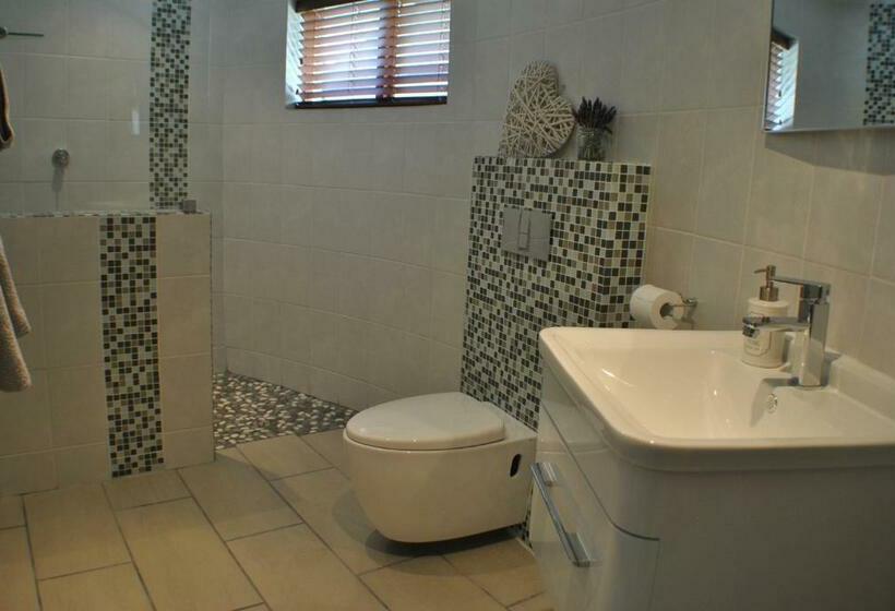 Deluxe Room Mountain View, Roundhouse Guesthouse