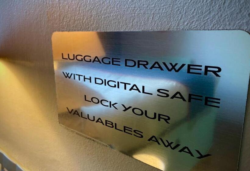 غرفة قياسية لذوى الاحتياجات الخاصة, Bannister