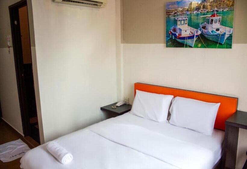 Pokój Deluxe, Jq Suria