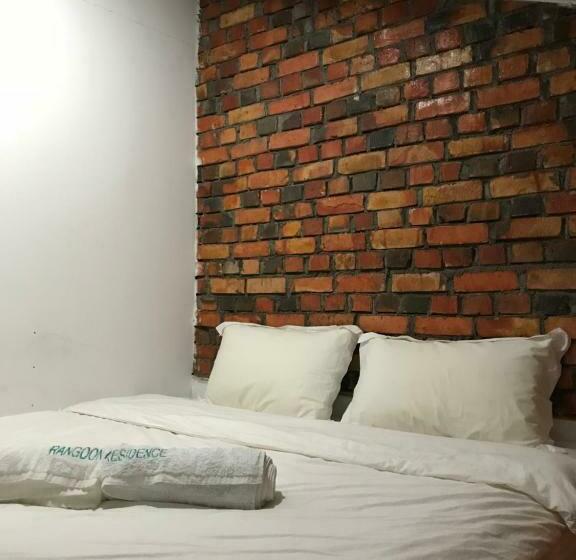 חדר לארבעה סטנדרטי עם מרפסת, Rangoon Residence