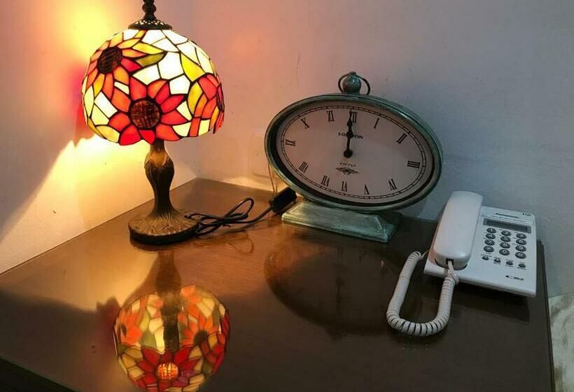 חדר לארבעה סטנדרטי עם מרפסת, Rangoon Residence