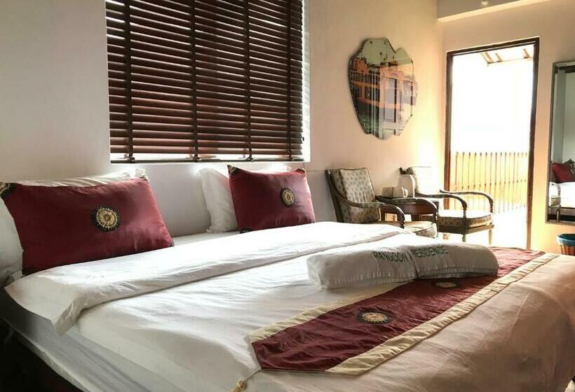 חדר לארבעה סטנדרטי עם מרפסת, Rangoon Residence