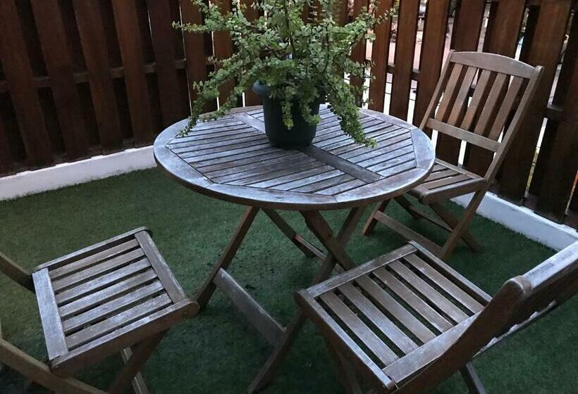 חדר לארבעה סטנדרטי עם מרפסת, Rangoon Residence