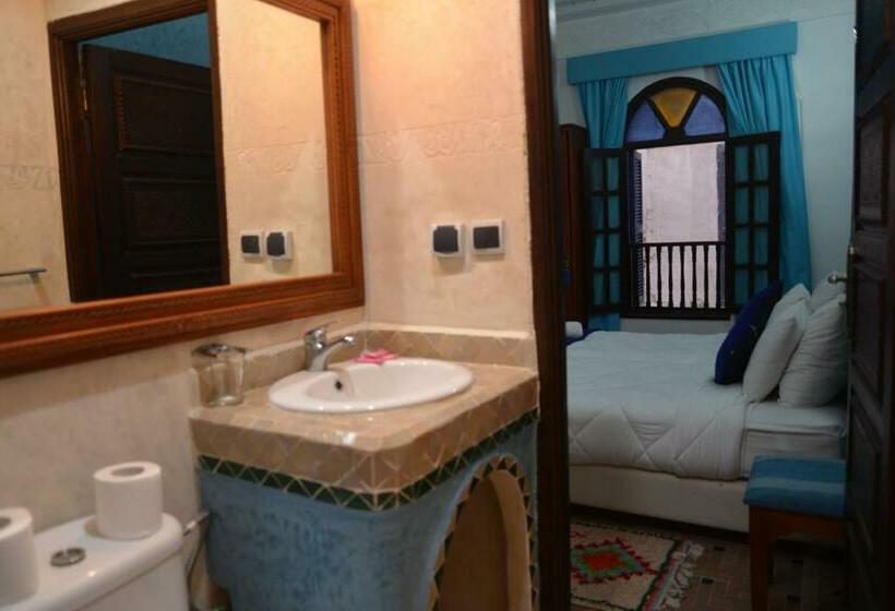 Номер Стандарт, Riad Nakhla