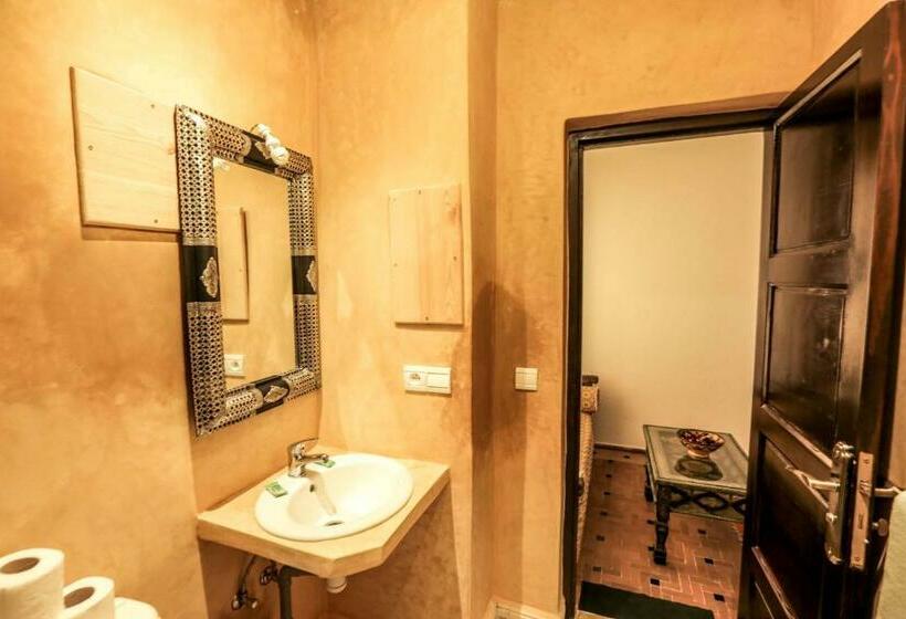 Номер Стандарт, Riad Nakhla