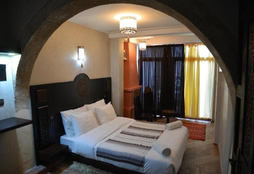 سوییت, Riad Nakhla