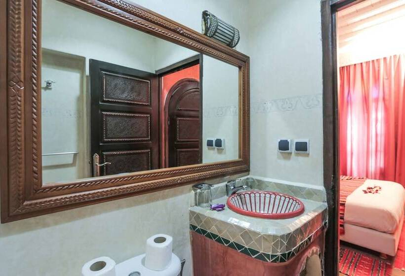标准单人间, Riad Nakhla