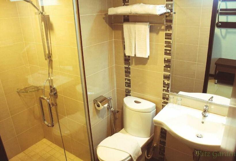 اتاق لوکس با تخت بزرگ, Ritz Garden Hotel Manjung