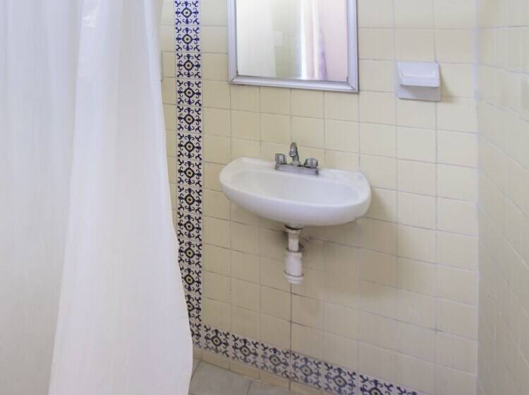 اتاق استاندارد چهار تخته, El Angel