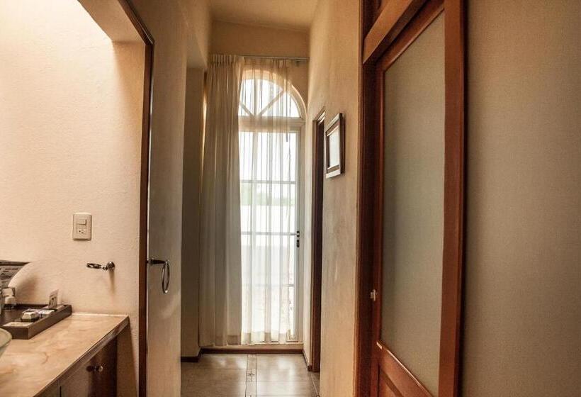 컴포트 룸, Esmeralda