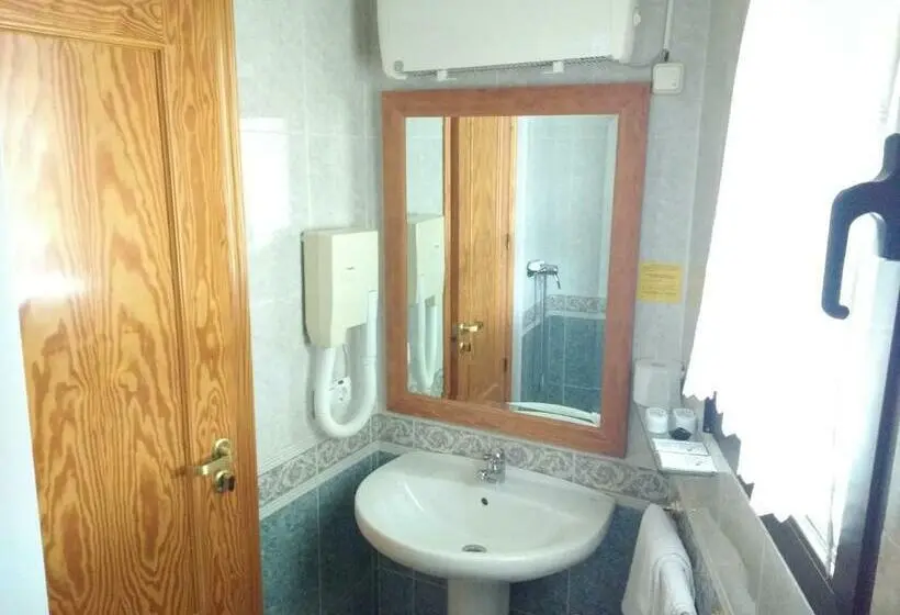 Standard Yhden Hengen Huone, Mesón El Castillo