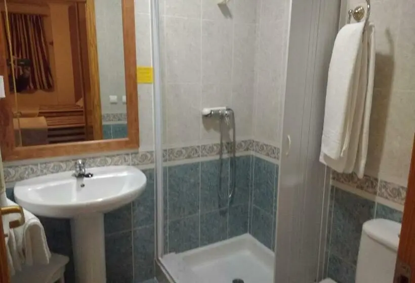 Standard Yhden Hengen Huone, Mesón El Castillo