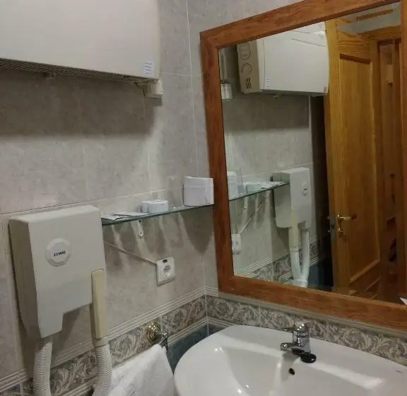 Standard Yhden Hengen Huone, Mesón El Castillo