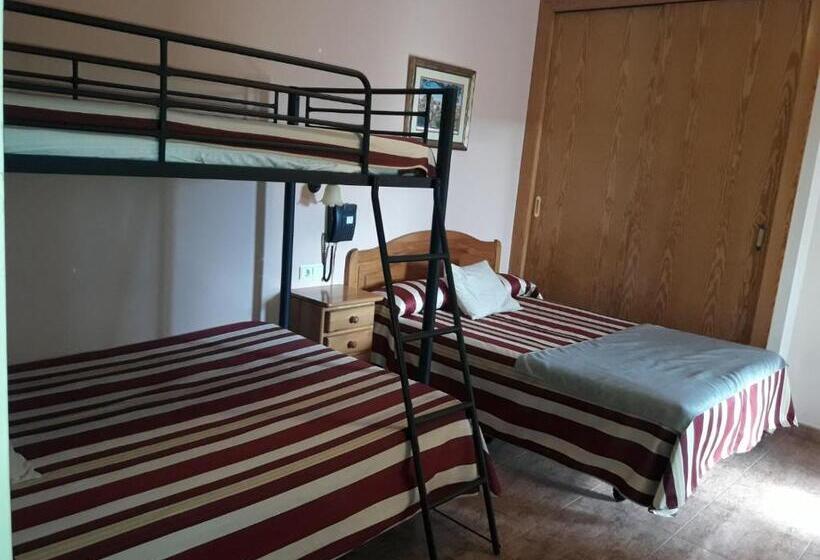 חדר משפחתי נוף להרים, Mesón El Castillo