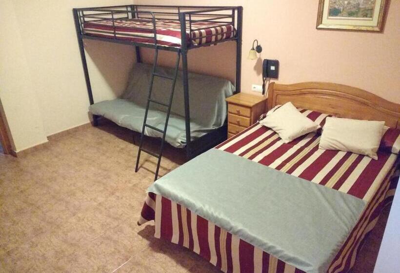 חדר משפחתי נוף להרים, Mesón El Castillo