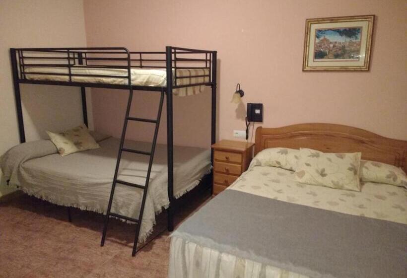 חדר משפחתי נוף להרים, Mesón El Castillo