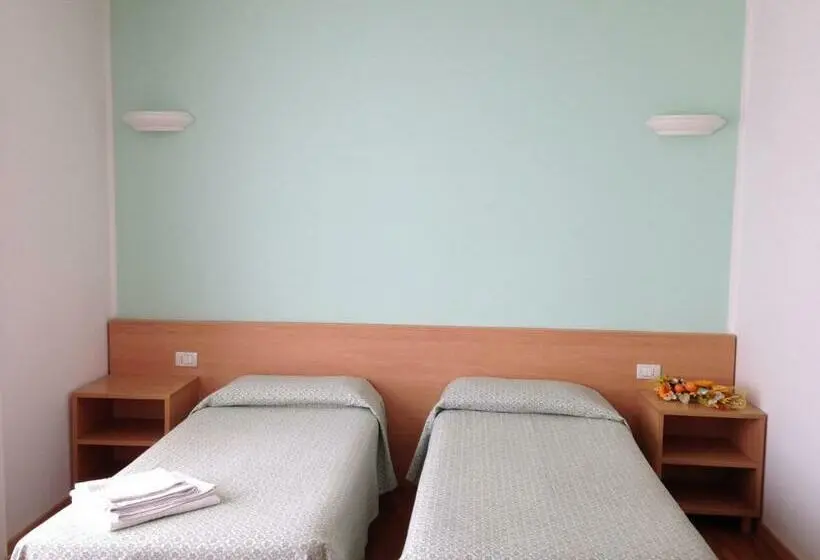 Standard Kolmen Hengen Huone, Roma