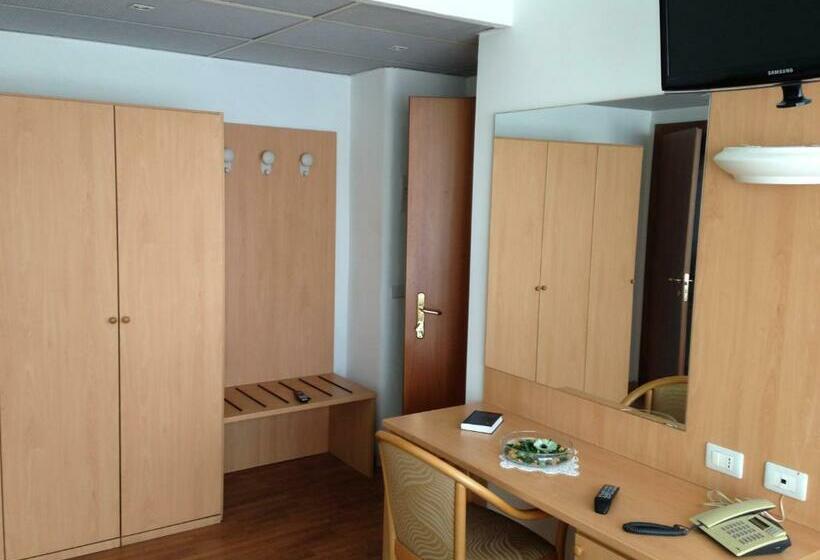 חדר סופריור לשלושה, Roma