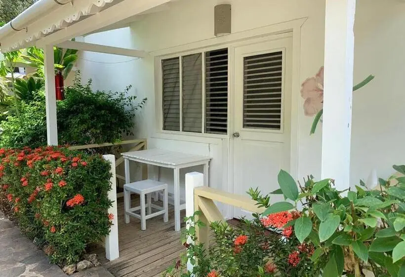 بنگله خانوادگی, Beach Hotel Casa Nina