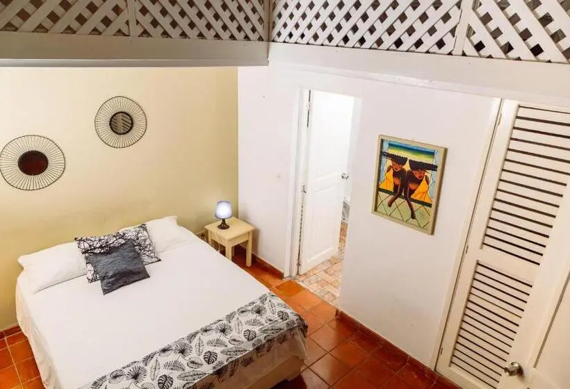بنگله خانوادگی, Beach Hotel Casa Nina