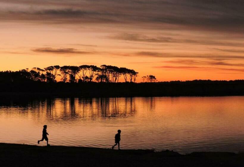 Standard studio with lake view, Hale Lau