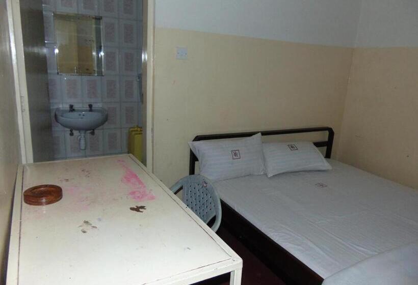 اتاق یک تخته با چشم‌انداز استخر, Brisk Hotel Triangle