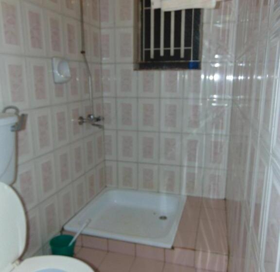 اتاق یک تخته با چشم‌انداز استخر, Brisk Hotel Triangle