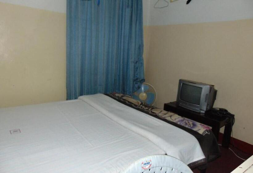 اتاق یک تخته با چشم‌انداز استخر, Brisk Hotel Triangle