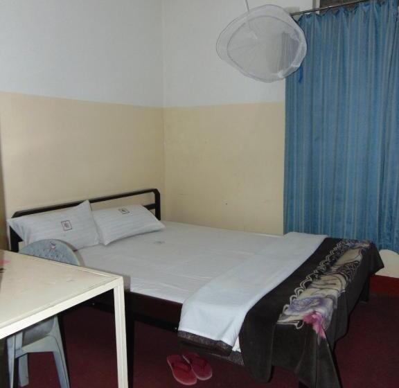 اتاق یک تخته با چشم‌انداز استخر, Brisk Hotel Triangle