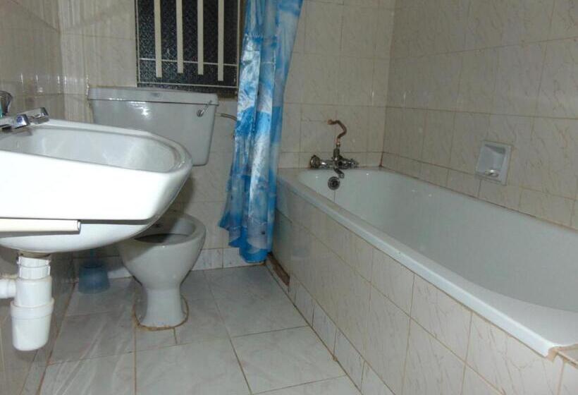 اتاق استاندارد سه نفره, Brisk Hotel Triangle