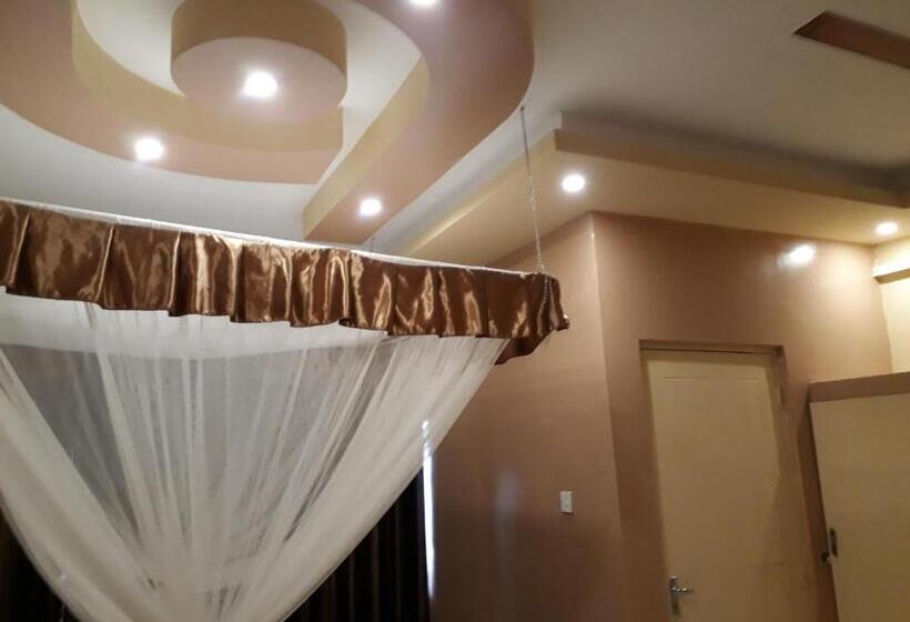 اتاق استاندارد سه نفره, Brisk Hotel Triangle