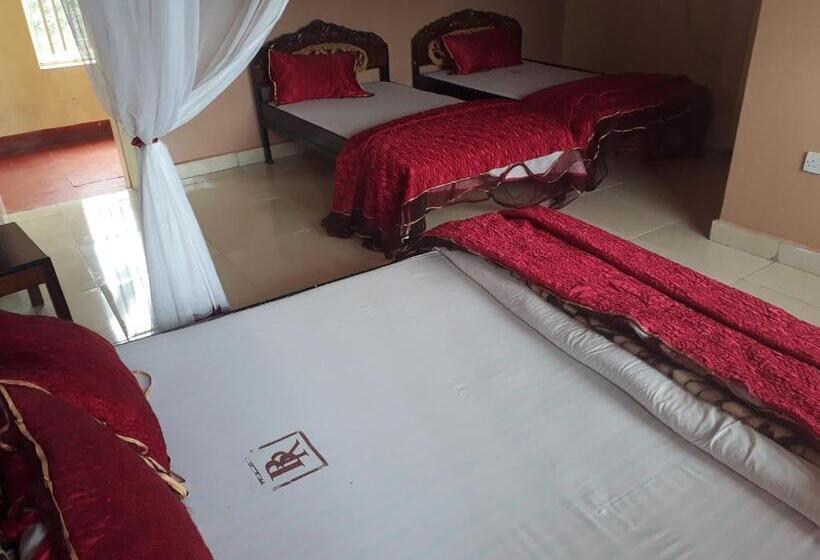 اتاق استاندارد سه نفره, Brisk Hotel Triangle