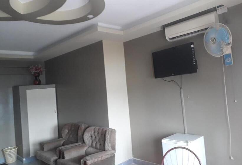 سوئیت با تخت بزرگ, Brisk Hotel Triangle